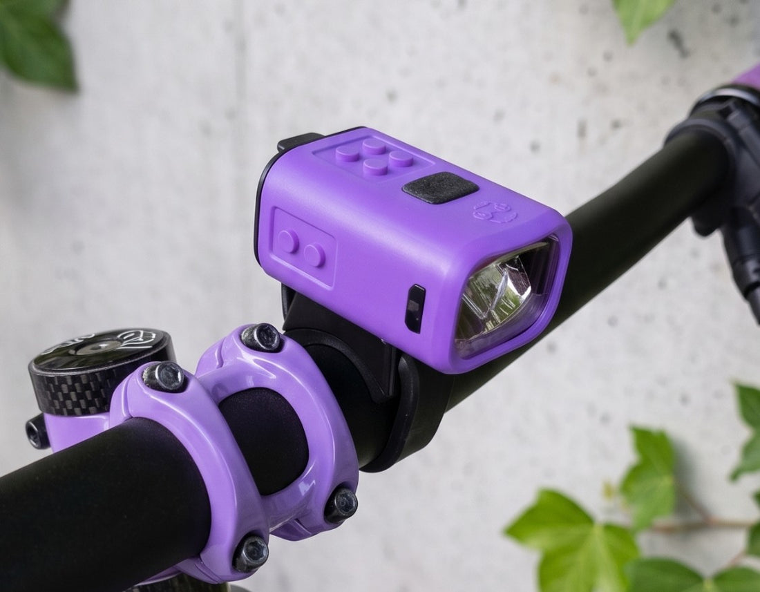 Kind mit Speed Buddies Fahrradlicht auf dem Schulweg