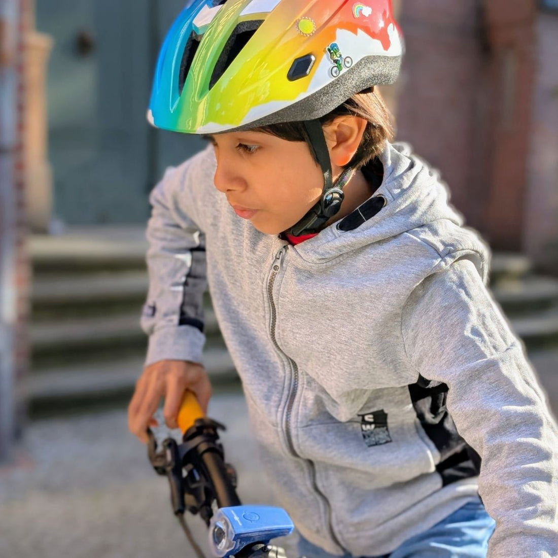 Kind mit Speed Buddies Fahrradlicht im Alltag
